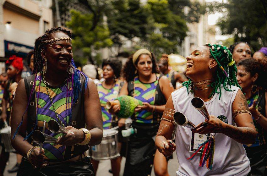  BLOCO DE CARNAVAL ANGOLA JANGA COMPLETA CINCO ANOS COM LANÇAMENTO DE LIVRO